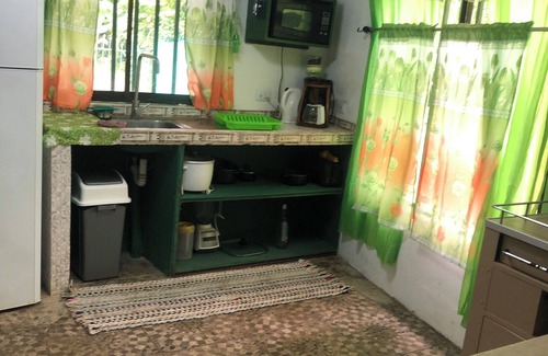 Cahuita House | 🐒CASA MONO VERDE 10 minutes walk to playa blanca, The National Park, Mepe Bus