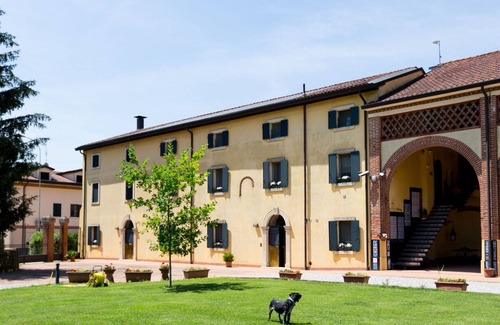 Vigasio Apartment | Casa Petra, magnificent loft surrounded by greenery