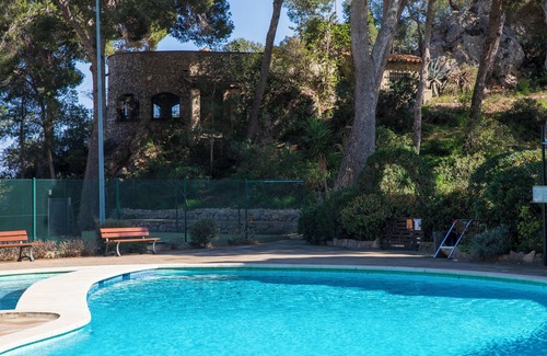 L'Estartit Ski Chalet | Casa Roca Vista, vacation home located on a rocky point in the Roca Maura neighborhood.
