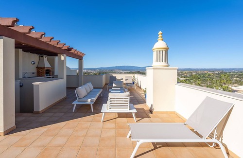 Estombar Ski Chalet | Casa Saudade, semidetached house with Jacuzzi near Ferragudo