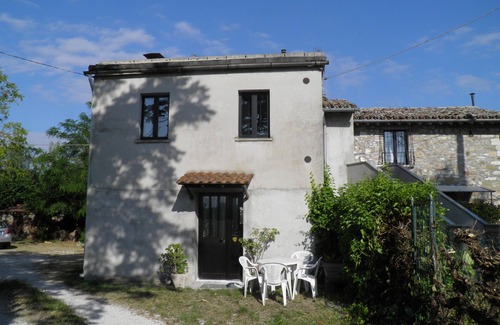 Monteluiano House | Casa Vincia 5-6 beds on two levels with a large garden