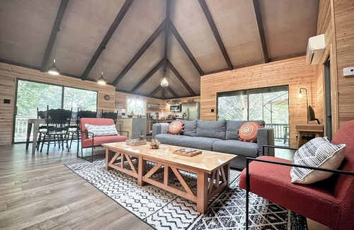Mount Jackson Cabin | CasaSOL! Unique, Trendy & Stylish Cabana w/Fireplace, Skylight & Deck at Bryce