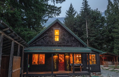 Baring House | Cascade Crossing- fenced yard, spa, tons of amenities near Stevens Pass