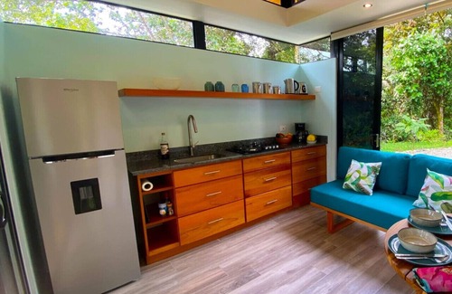Savegre House | Casita Jungle Nest, 5 minutes drive to Playa Linda, 15 to Dominical, Wifi Starlink