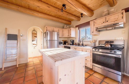 El Prado House | Casita Romantica~ Mountain Views~ Kiva Fireplace~ Hot Tub~ 8 mins to Plaza!
