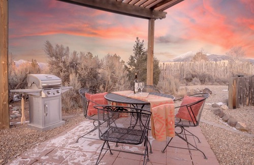 El Prado House | Casita Romantica~ Mountain Views~ Kiva Fireplace~ Hot Tub~ 8 mins to Plaza!