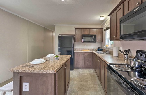 Cassopolis Cabin | Cassopolis Cabin, Private Deck & Lake Access!
