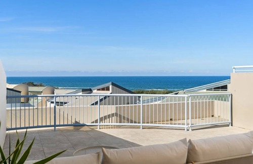 Castaways Beach Condo | Castaways Penthouse Noosa, Beachfront Pool Views Tennis