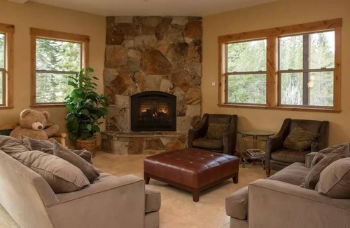 Mountain View Estates Ski Chalet | Castle Cabin - Custom Vacation Home