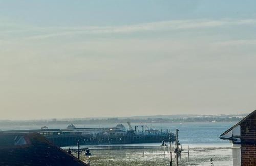 Ryde House | Castle Cottage - Central seaside town