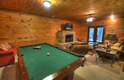 Cherry Log Villa | Castle Creek Hot tub nearby creek gas fireplace