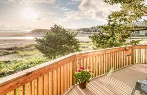 Cannon Beach House | Castle:}Ocean&BeachViews~DogsOK~Walk to Eats~Shops~Galleries~CandyStore~Bakery~