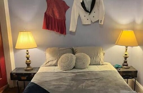 Seventh Ward Apartment | Cat's Claw Lounge Private Suite
