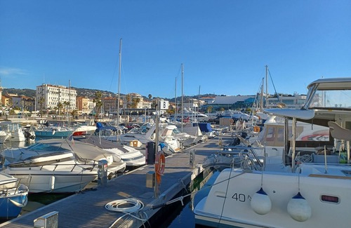 Pointe Croisette Boat Rental | CATAMARAN AT QUAY