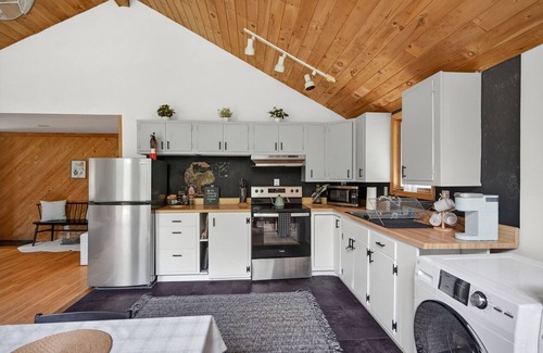 Prattsville Cabin | Catskills Cabin Retreat: Wood Fired Hot Tub, Firepit & 7 Private Acres