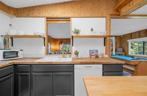 Worley Cabin | CDA Lake-Kayaks-Hot Tub-Boat Slip & More!