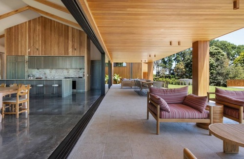 Coopers Shoot House | Cedar Hill: A Luxurious Barn-Style Retreat with Breathtaking Views