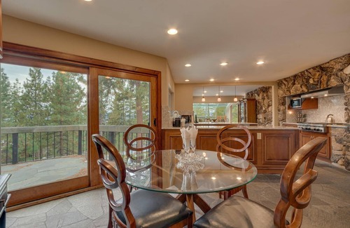 Lincoln Park House | Cedar Ridge Lake-house, 5 Bedroom in a beautiful quiet neighborhood (ZC221)