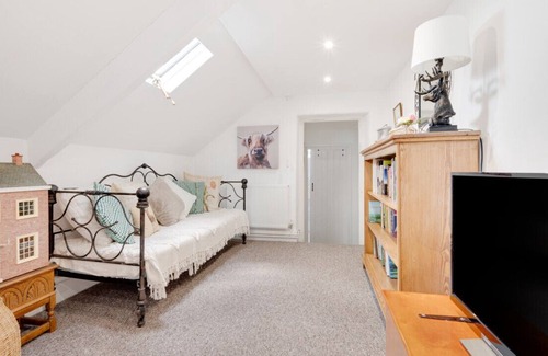 Llandeilo House | Cefncilwg - Five Bedroom House, Sleeps 10