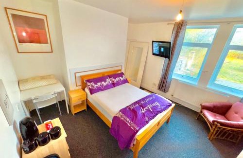 Coedkernew House | Celtic Springs Room with Garden