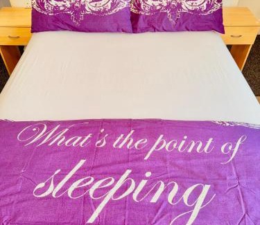 Coedkernew House | Celtic Springs Room with Garden