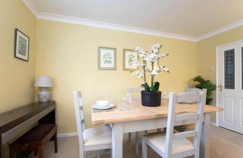 Cheltenham Apartment | Central 1 Bedroom Apartment with Parking