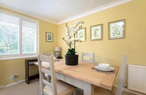Cheltenham Apartment | Central 1 Bedroom Apartment with Parking