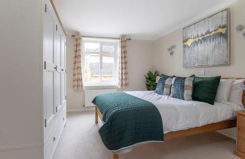 Cheltenham Apartment | Central 1 Bedroom Apartment with Parking
