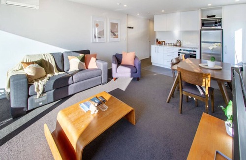 Christchurch City Centre House | Central 1BR with Car Park Lift Access and Extra Bed