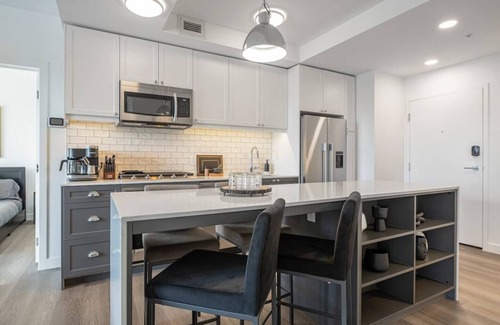 Hillhurst Condo | Central 2BR in Kensington w/Parking + AC