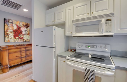 Rollingbay Cottage | Central 4-Acre Cottage w/Deck: Walk to Bay!