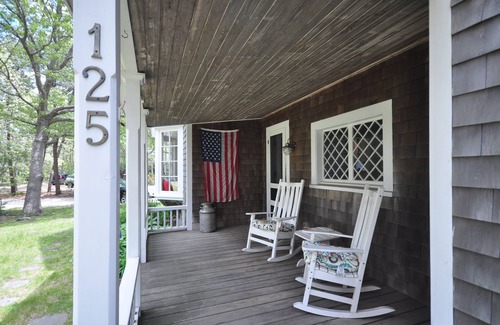 East Chop House | CENTRAL AIR! Quiet East Chop Retreat Walk 2 Town and Beach.
