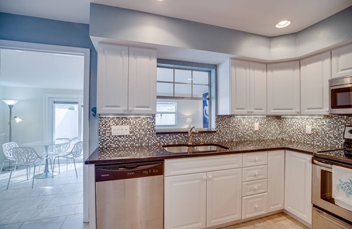 Central Beach House | Central Beach 2 BR under the oaks on Cardinal Drive; 2 min, walk to beach