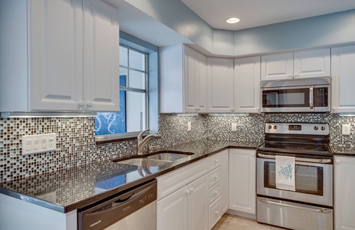 Central Beach House | Central Beach 2 BR under the oaks on Cardinal Drive; 2 min, walk to beach