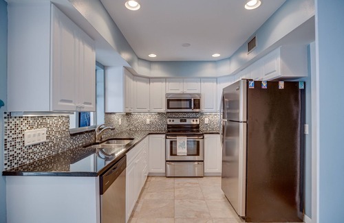 Central Beach House | Central Beach 2 BR under the oaks on Cardinal Drive; 2 min, walk to beach