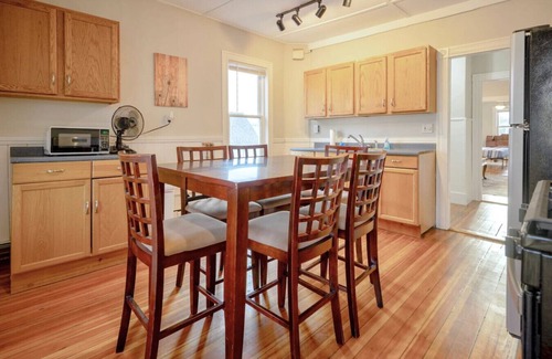 Beverly Apartment | Central Beverly! 5 min to Salem!