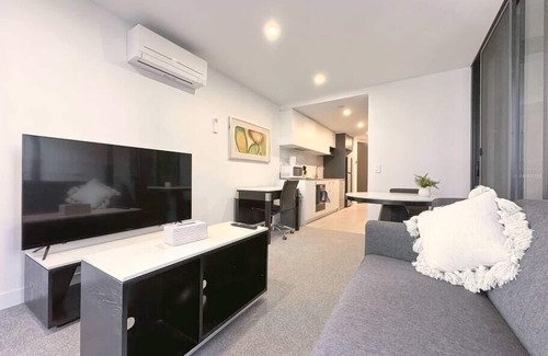Lyons Apartment | Central located 1Bedroom Apartment in Woden ACT
