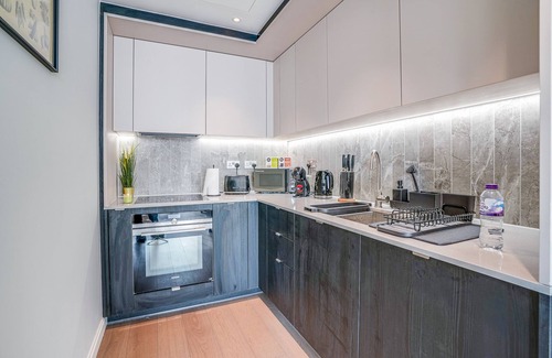 Oval Apartment | Central London Stay in Vauxhall With Balcony