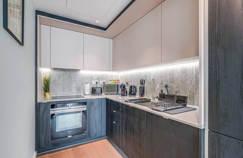 Oval Apartment | Central London Stay in Vauxhall With Balcony
