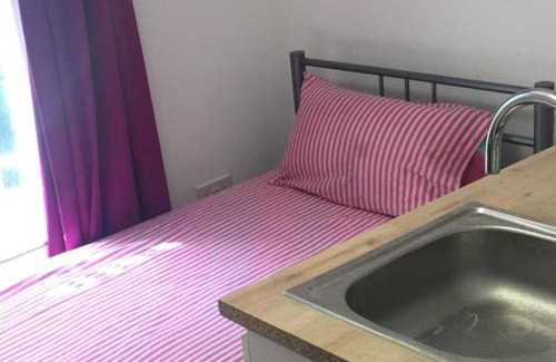 Notting Dale Apartment | Central London Studio Sleeps 1