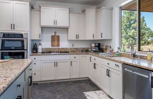 Redmond House | Central OR Resort Lodge + Hot Tub - 2 floors