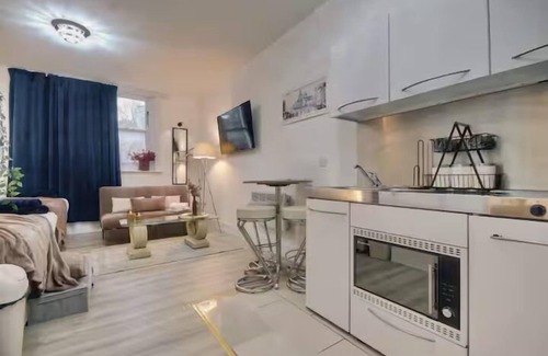 Portsmouth Apartment | Central Versatile Studio