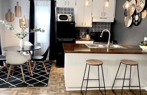 Mercedes Condo | Centrally located apartment with full kitchen and free parking