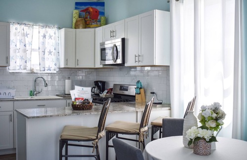 Marsh Harbour Apartment | Centrally located & a few minutes the Marsh Harbour Airport is the "Hibiscus"!