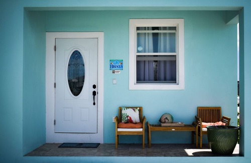 Marsh Harbour Apartment | Centrally located & a few minutes the Marsh Harbour Airport is the "Hibiscus"!