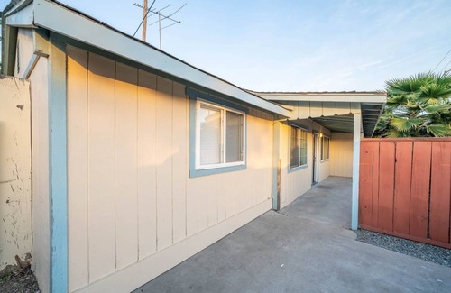 Cameron Hills House | Centrally Located Fully Renovated 4 Bedroom Home