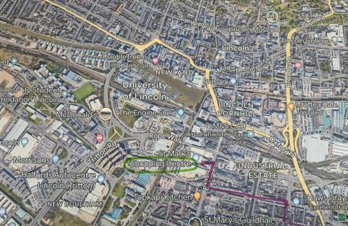 Lincoln House | Centrally located in city of Lincoln Idas Place - two bedrooms each with a kingsize bed