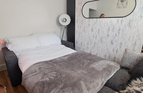 Lincoln House | Centrally located in city of Lincoln Idas Place - two bedrooms each with a kingsize bed