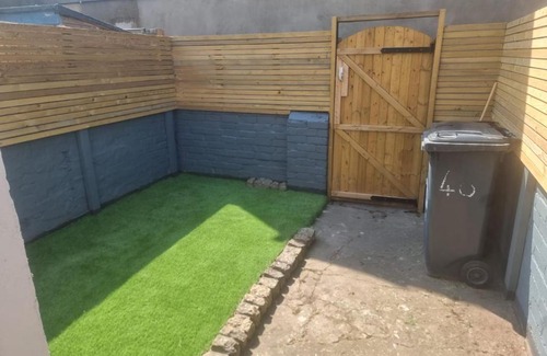 Lincoln House | Centrally located in city of Lincoln Idas Place - two bedrooms each with a kingsize bed