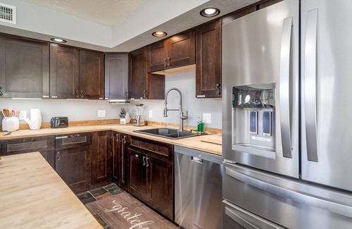 Clarkdale House | Centrally located, spacious home with private en suite, man cave and views!